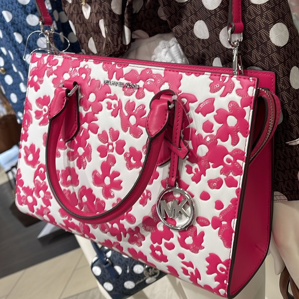Michael Kors Sheila Medium Sequined Floral Print CZ Satchel
Dragofruit
NWT - Picture 16 of 16